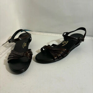 SAS tripod comfort patent leather burgundy strapped platform sandals in size 9.5